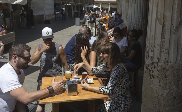 La Junta estudia multar al Ayuntamiento de Cádiz por dejar fumar en el Mercado Central