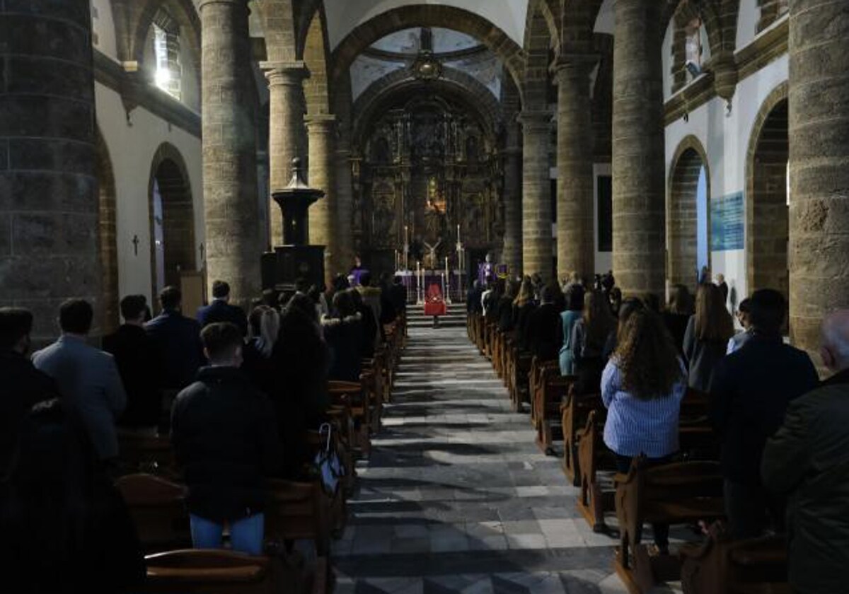 Los jóvenes celebran este sábado el rezo del Vía Crucis en la iglesia de Santa Cruz