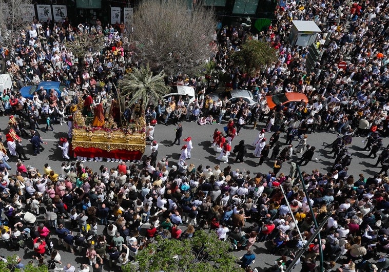 El Domingo de Ramos gaditano se asienta como el comienzo fulgurante de la Semana Santa