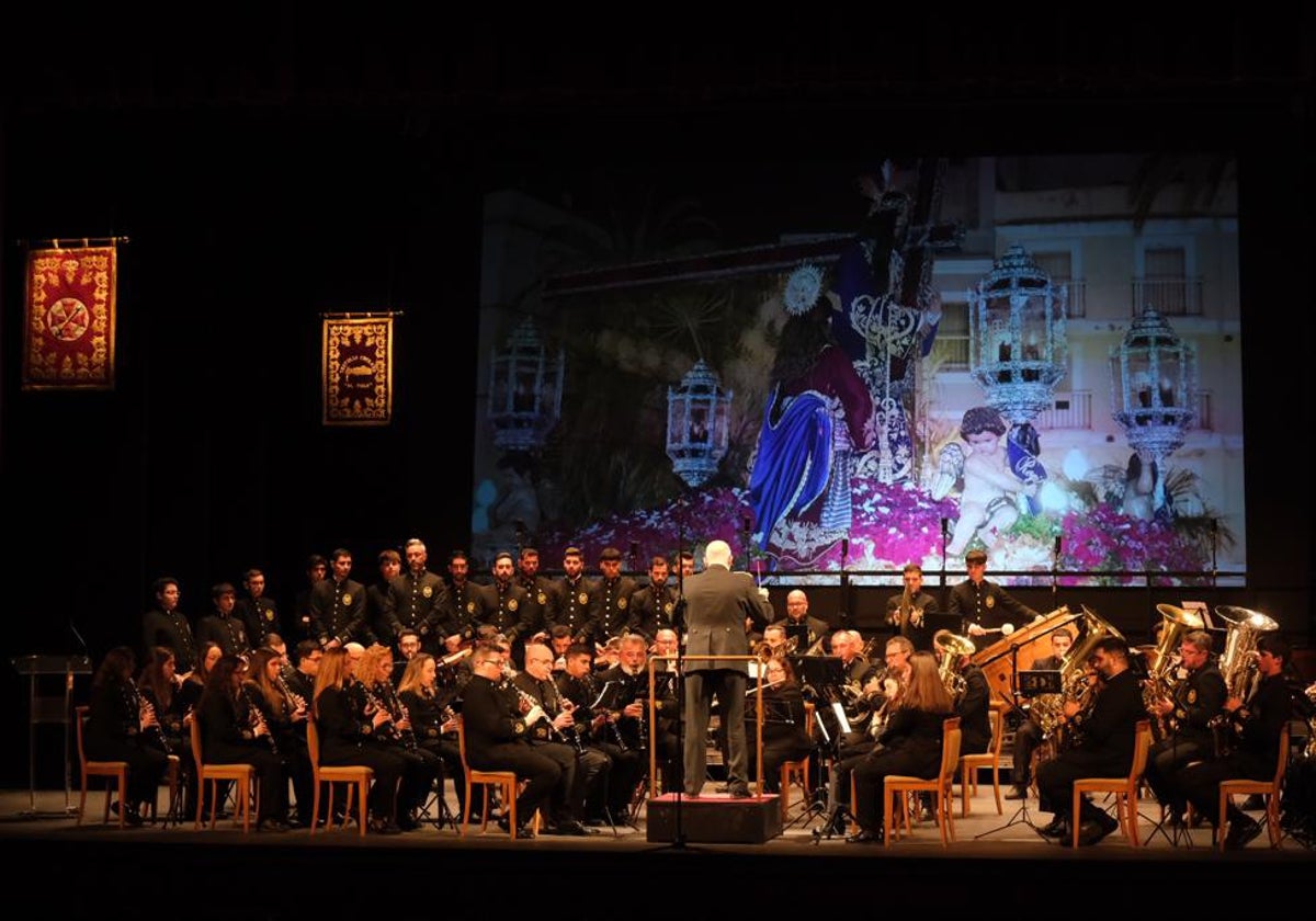 El Falla se rinde a la música cofrade de la mano de la Tertulia Al Palo