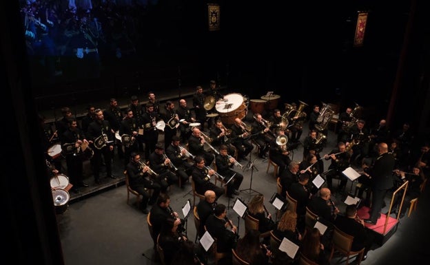 El Falla se rinde a la música cofrade de la mano de la Tertulia Al Palo