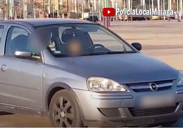 Deja el volante del coche a su hijo de ocho años