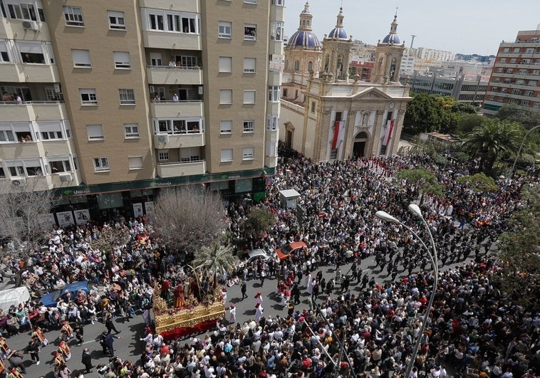 Estos son los cortes de tráfico y los horarios de autobús en Cádiz esta Semana Santa 2023