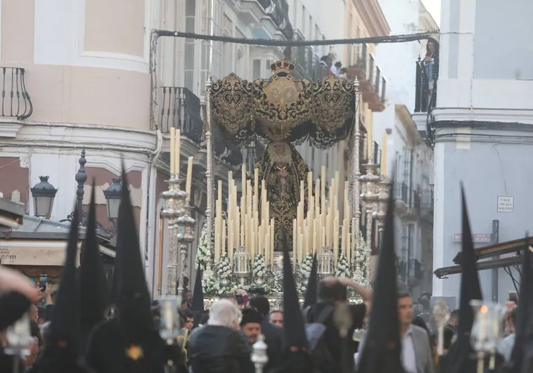 La Virgen de los Dolores llena de fervor la primera jornada de vísperas en Cádiz
