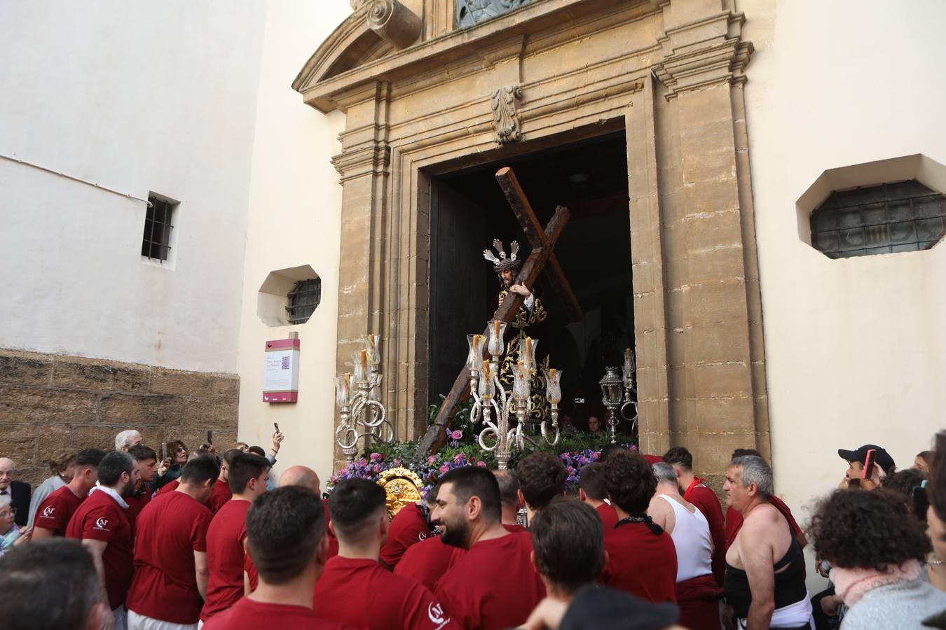 Fotos: el estreno procesional del Nazareno de la Obediencia de Cádiz