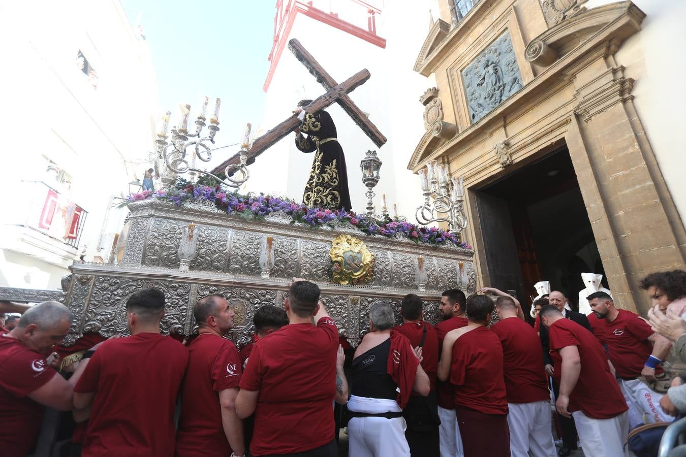 Fotos: el estreno procesional del Nazareno de la Obediencia de Cádiz