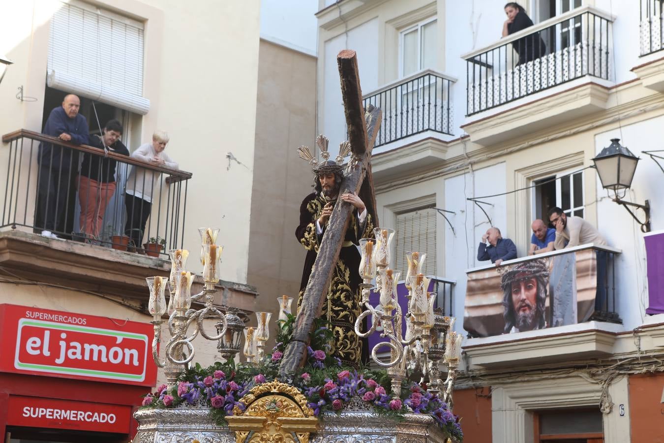 Fotos: el estreno procesional del Nazareno de la Obediencia de Cádiz