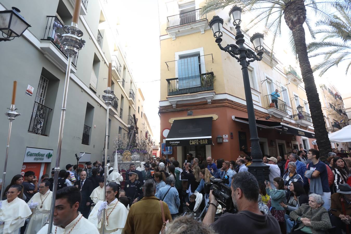 Fotos: el estreno procesional del Nazareno de la Obediencia de Cádiz