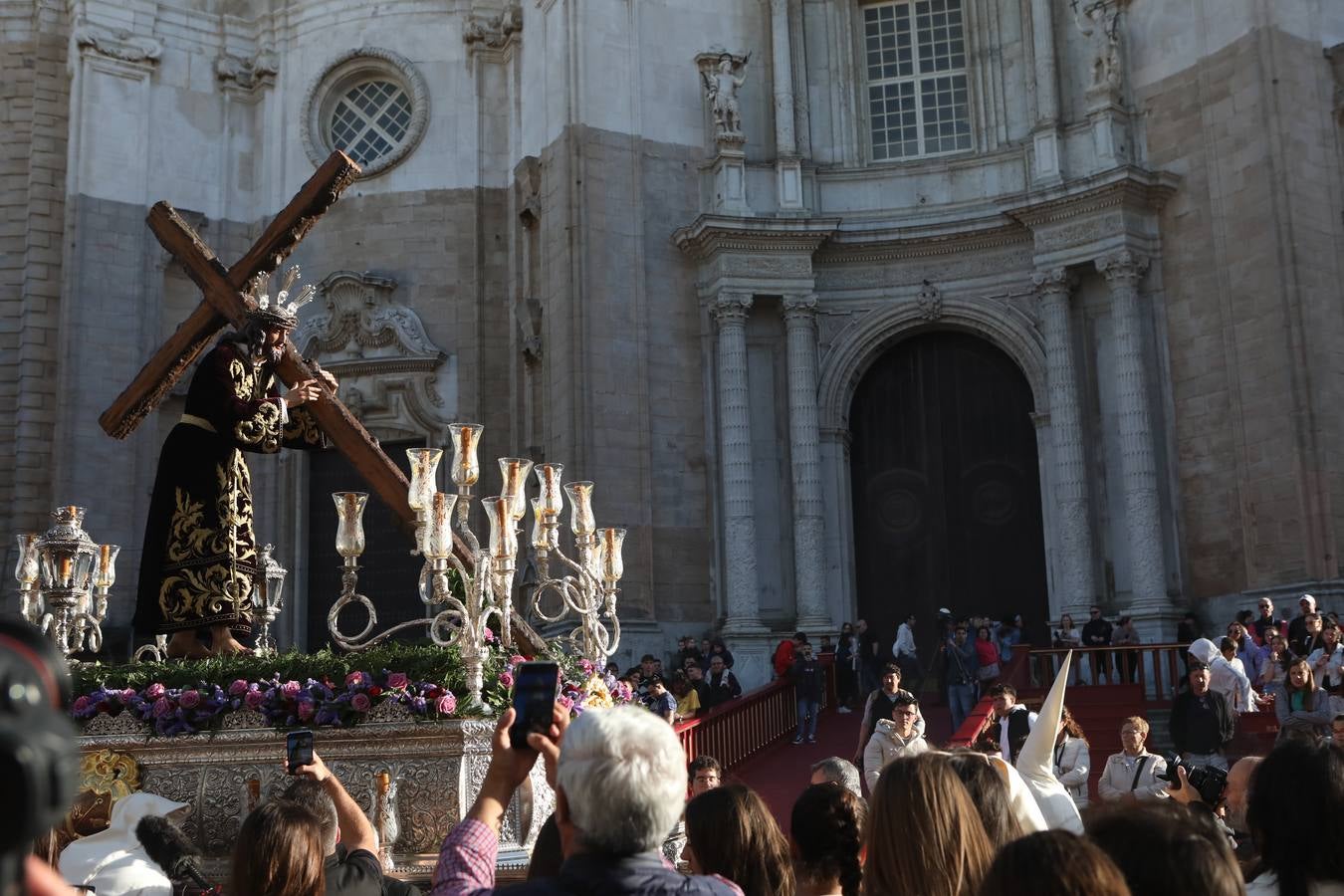 Fotos: el estreno procesional del Nazareno de la Obediencia de Cádiz