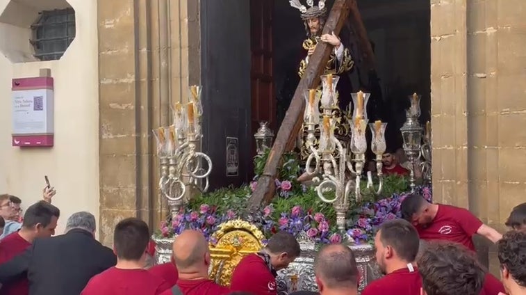 Vídeo: Jesús Nazareno de la Obediencia ya pasea por las calles de Cádiz