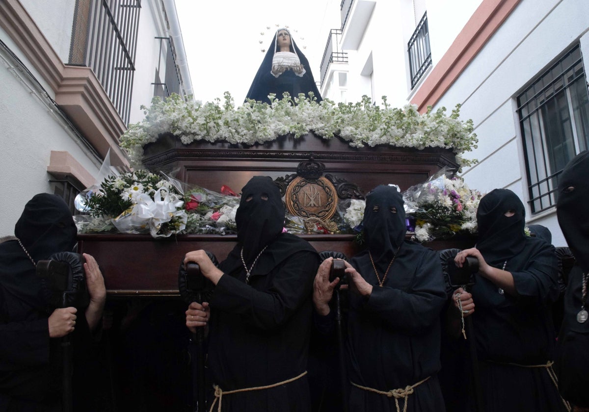 Hermandad de Amor y Sacrificio durante su estación de penitencia