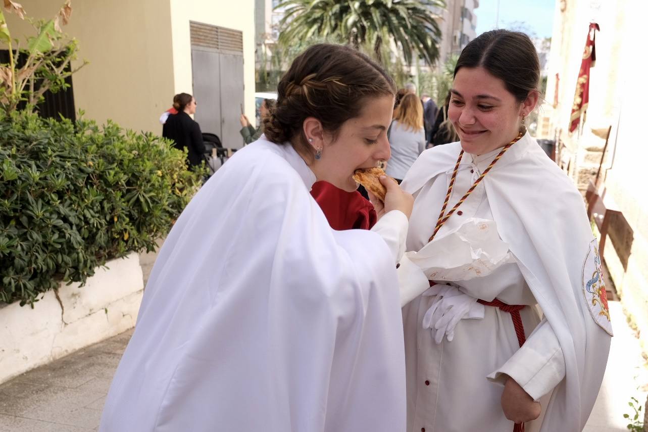 Fotos: la Borriquita ya luce en procesión en este Domingo de Ramos