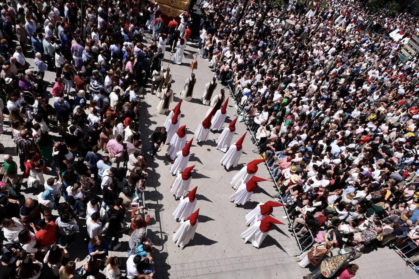 Fotos: la Borriquita ya luce en procesión en este Domingo de Ramos