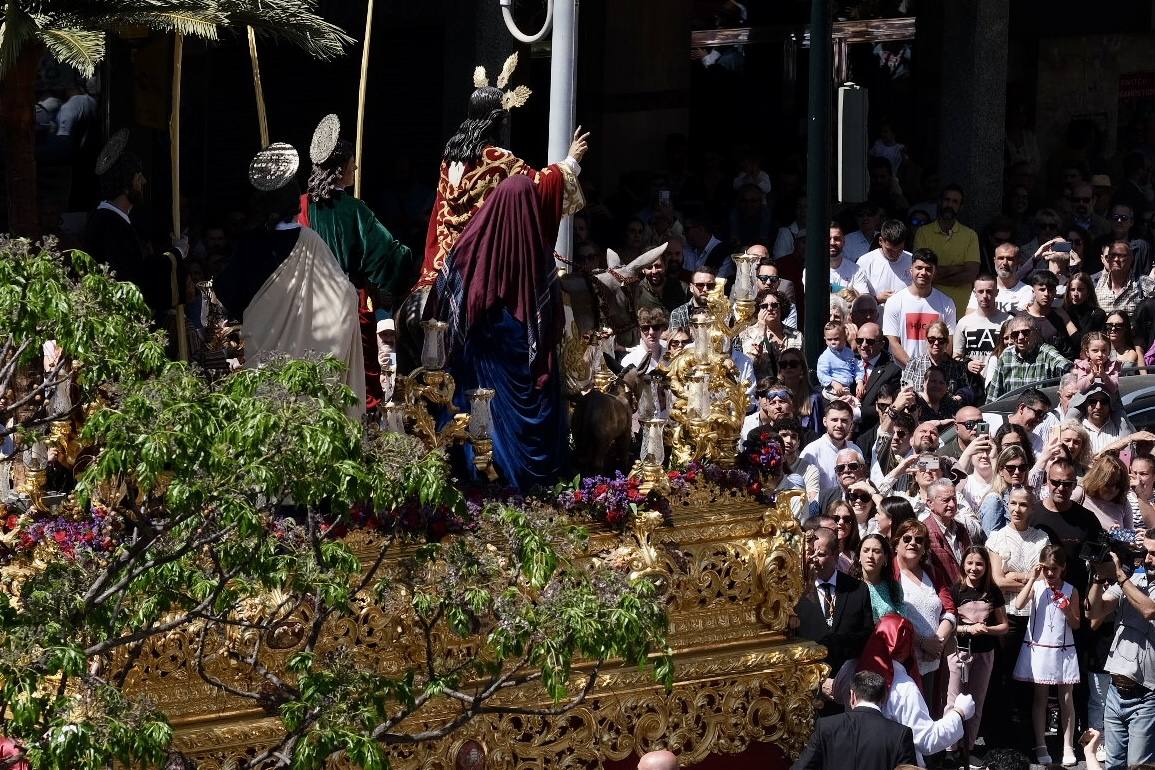 Fotos: la Borriquita ya luce en procesión en este Domingo de Ramos