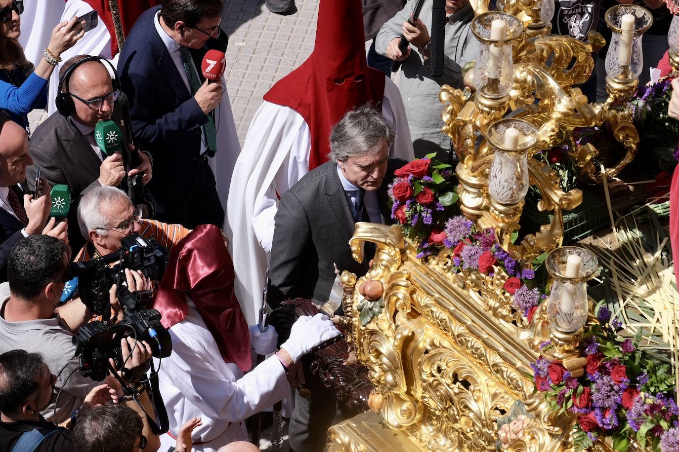 Fotos: la Borriquita ya luce en procesión en este Domingo de Ramos