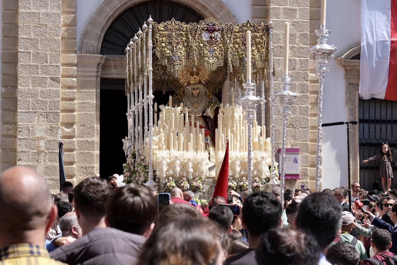 Fotos: la Borriquita ya luce en procesión en este Domingo de Ramos