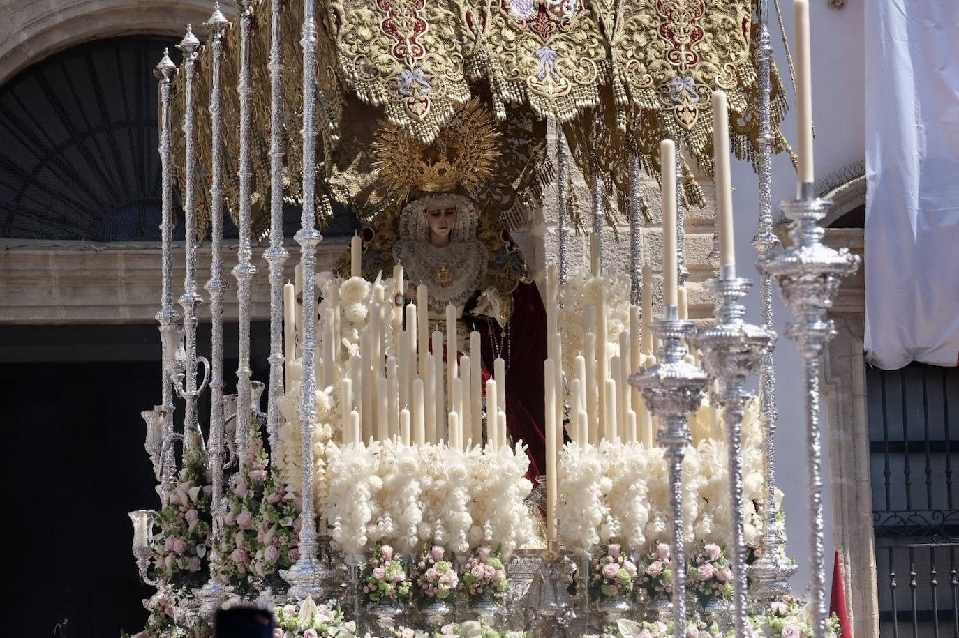 Fotos: la Borriquita ya luce en procesión en este Domingo de Ramos