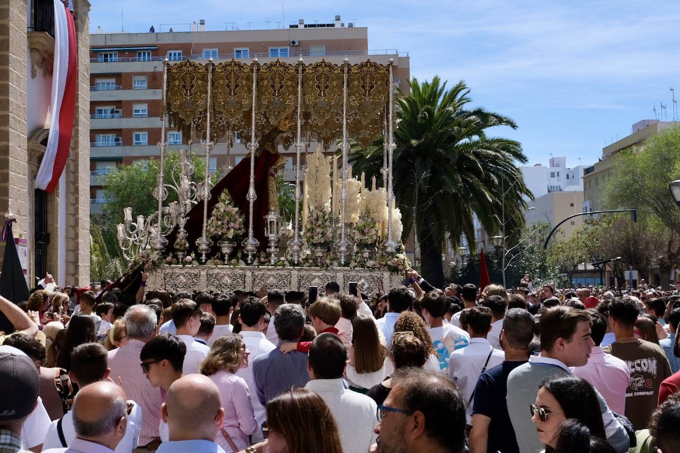 Fotos: la Borriquita ya luce en procesión en este Domingo de Ramos