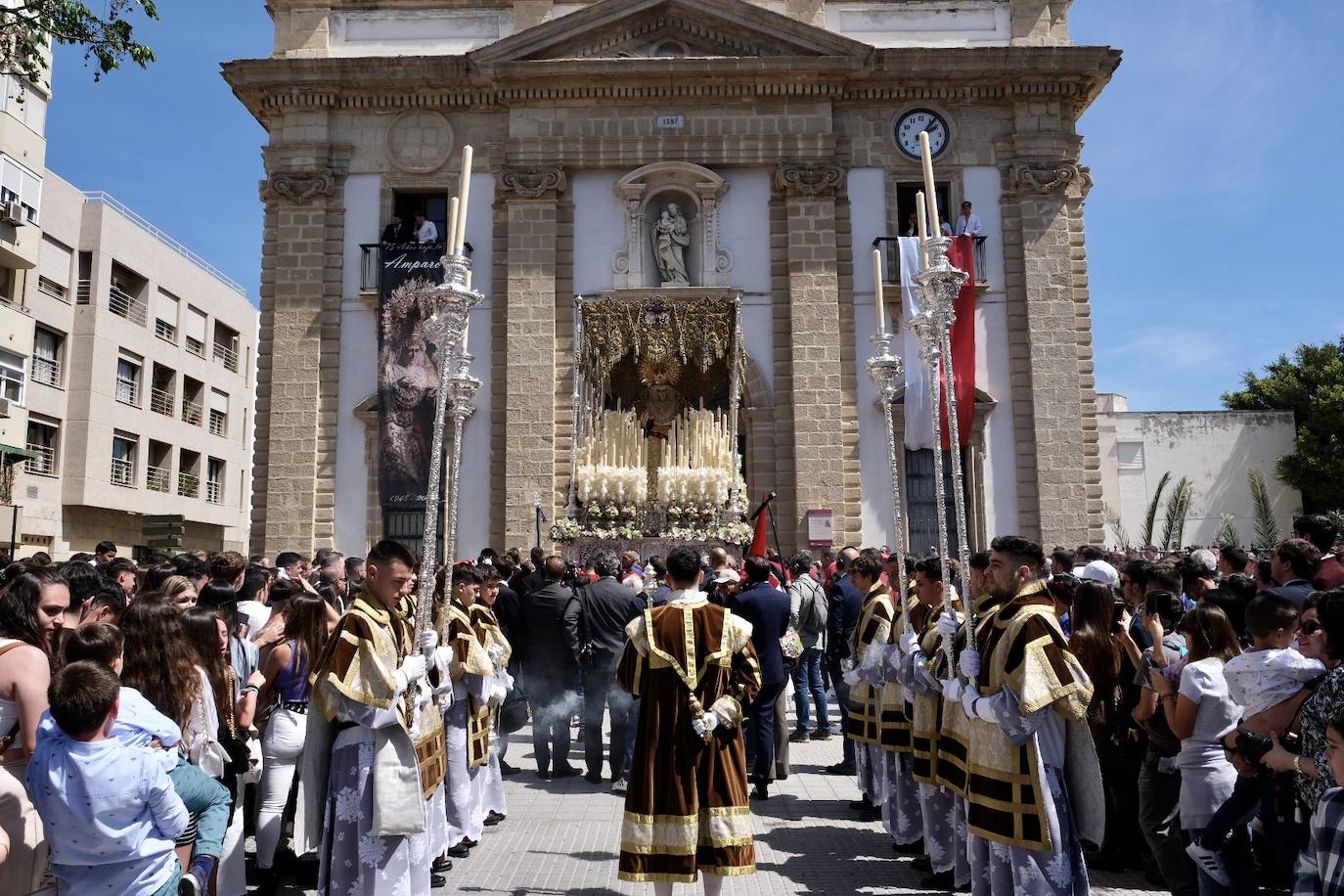 Fotos: la Borriquita ya luce en procesión en este Domingo de Ramos