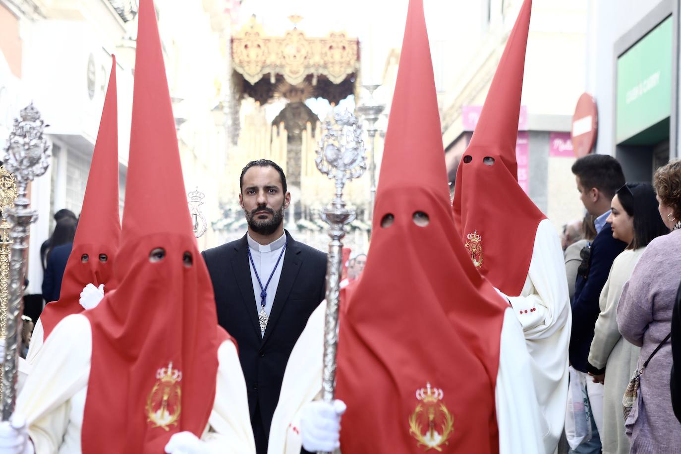 Fotos: Las Penas y su andar por las calles de Cádiz en este Domingo de Ramos
