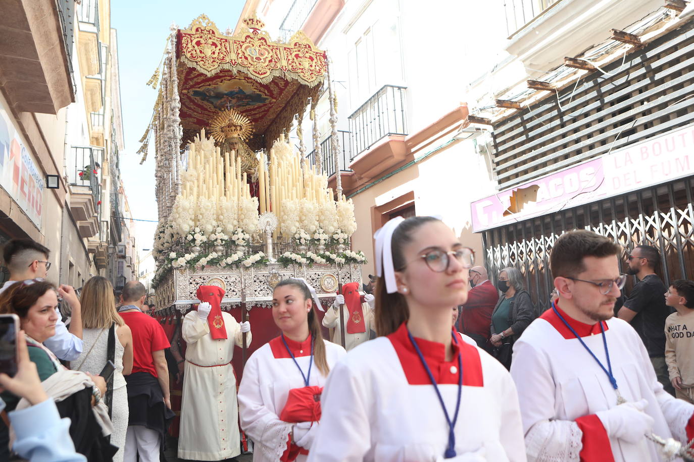 Fotos: Las Penas y su andar por las calles de Cádiz en este Domingo de Ramos
