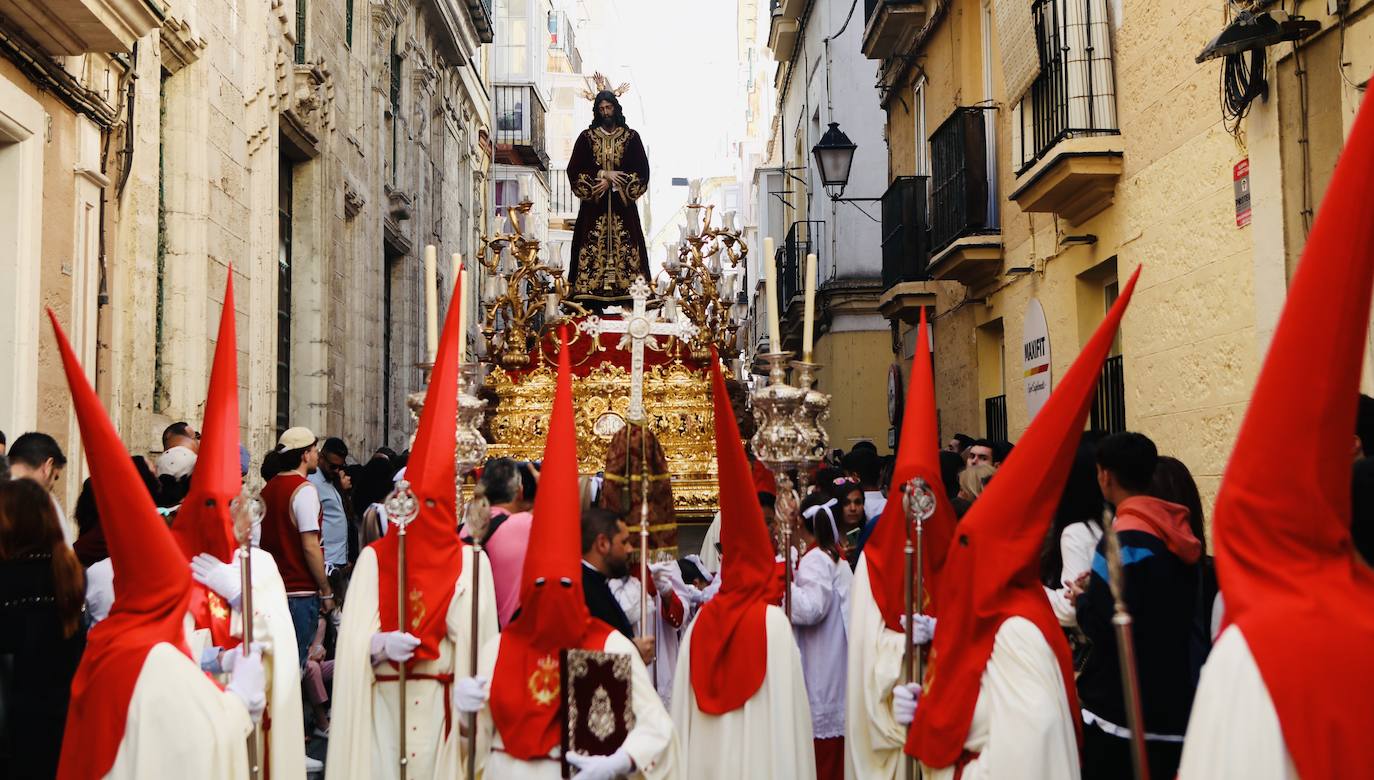 Fotos: Las Penas y su andar por las calles de Cádiz en este Domingo de Ramos