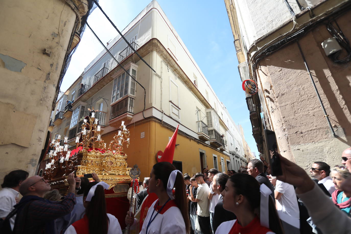 Fotos: Las Penas y su andar por las calles de Cádiz en este Domingo de Ramos