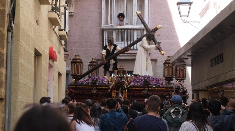 Vídeo: El Nazareno del Amor, a su paso por Cádiz este Lunes Santo