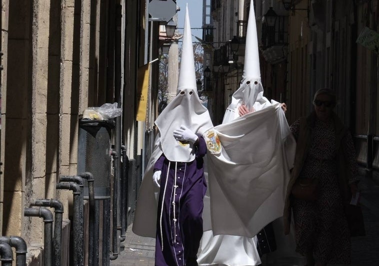 Fotos: El Nazareno del Amor recorre las calles de Cádiz