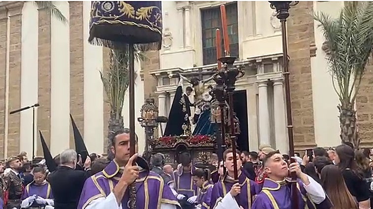 Vídeo: Salida de la cofradía de Piedad desde la iglesia de Santiago, en Cádiz