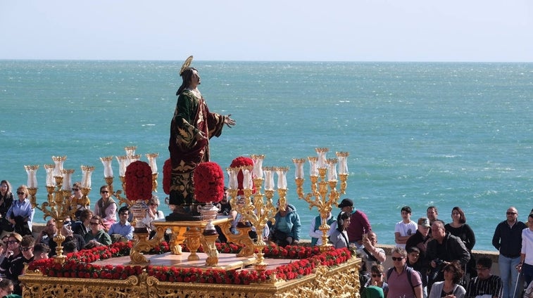 Vídeo: El Paseo Marítimo en Cádiz recibe Las Aguas con fuerte levante este Miércoles Santo