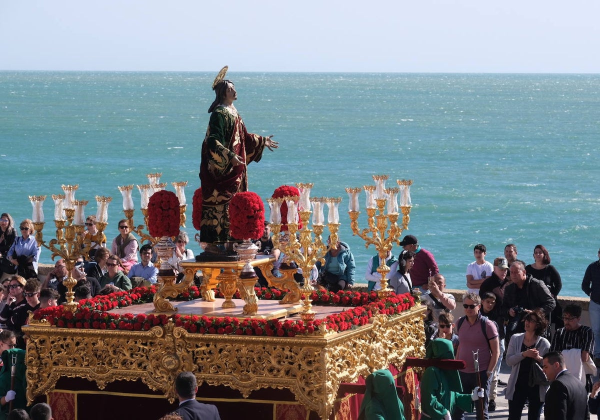 Procesión de Las Aguas por el paseo marítimo de la ciudad.