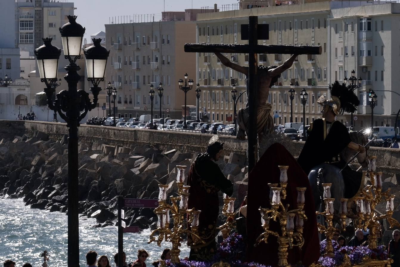 Fotos: Las Aguas, el Miércoles Santo en Cádiz