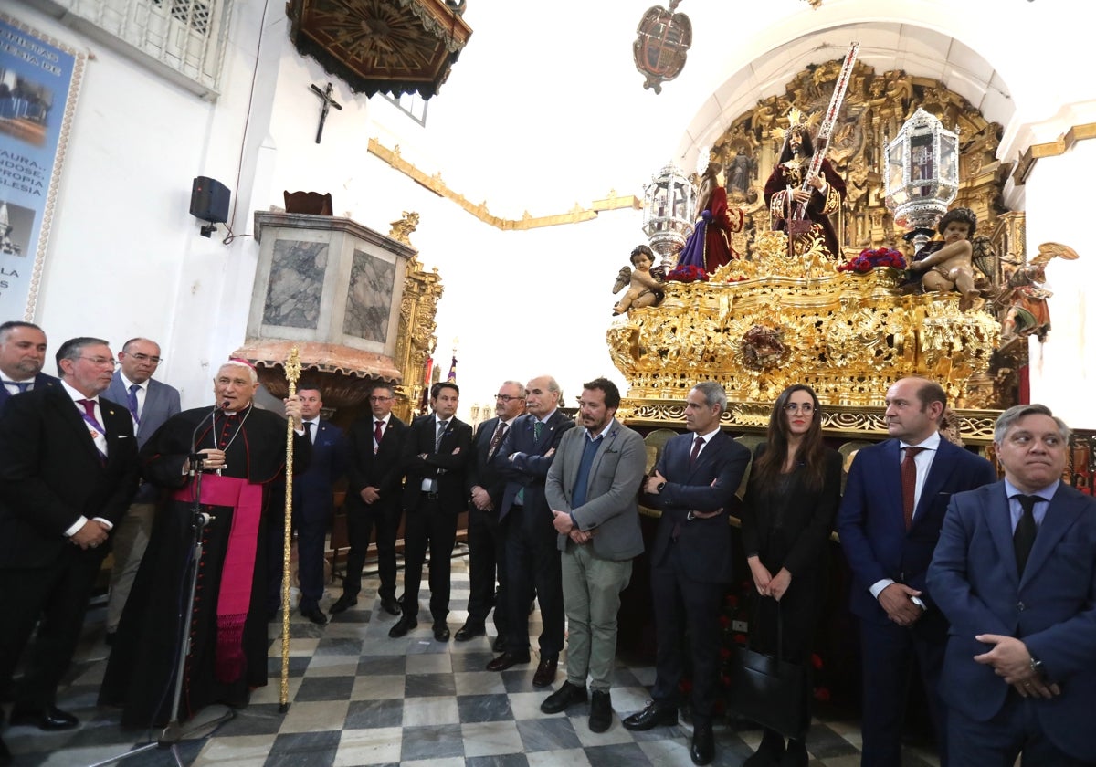 Las autoridades presentes en el acto junto al Nazareno