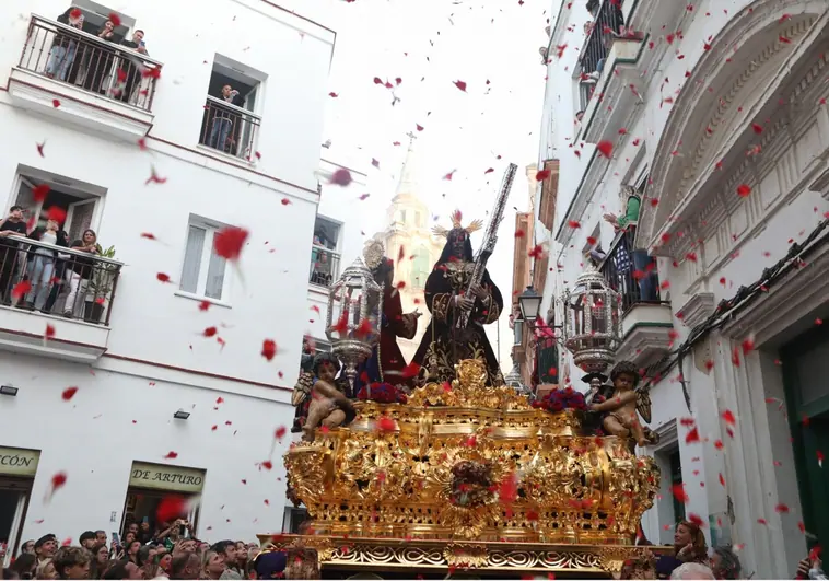 Cádiz revienta de devoción el Jueves Santo
