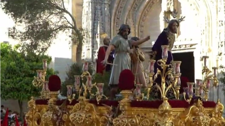 Video: El momento en el que el olivo del Prendimiento de Jerez se rompe a la salida del templo