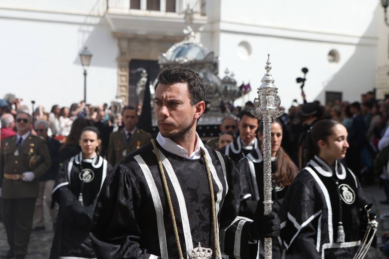 La hermandad de la Soledad y el Santo Entierro en el Sábado Santo de Cádiz