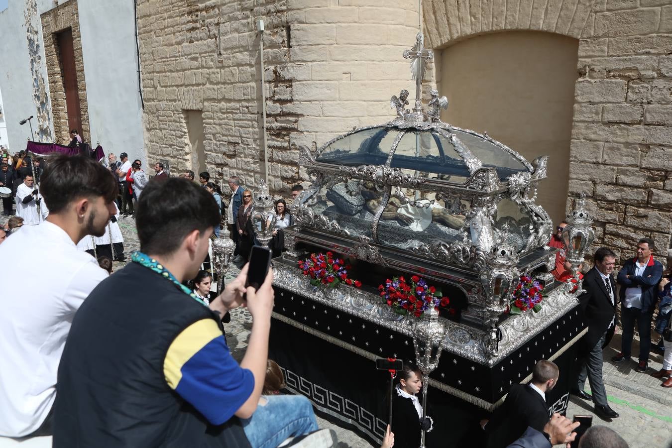 La hermandad de la Soledad y el Santo Entierro en el Sábado Santo de Cádiz