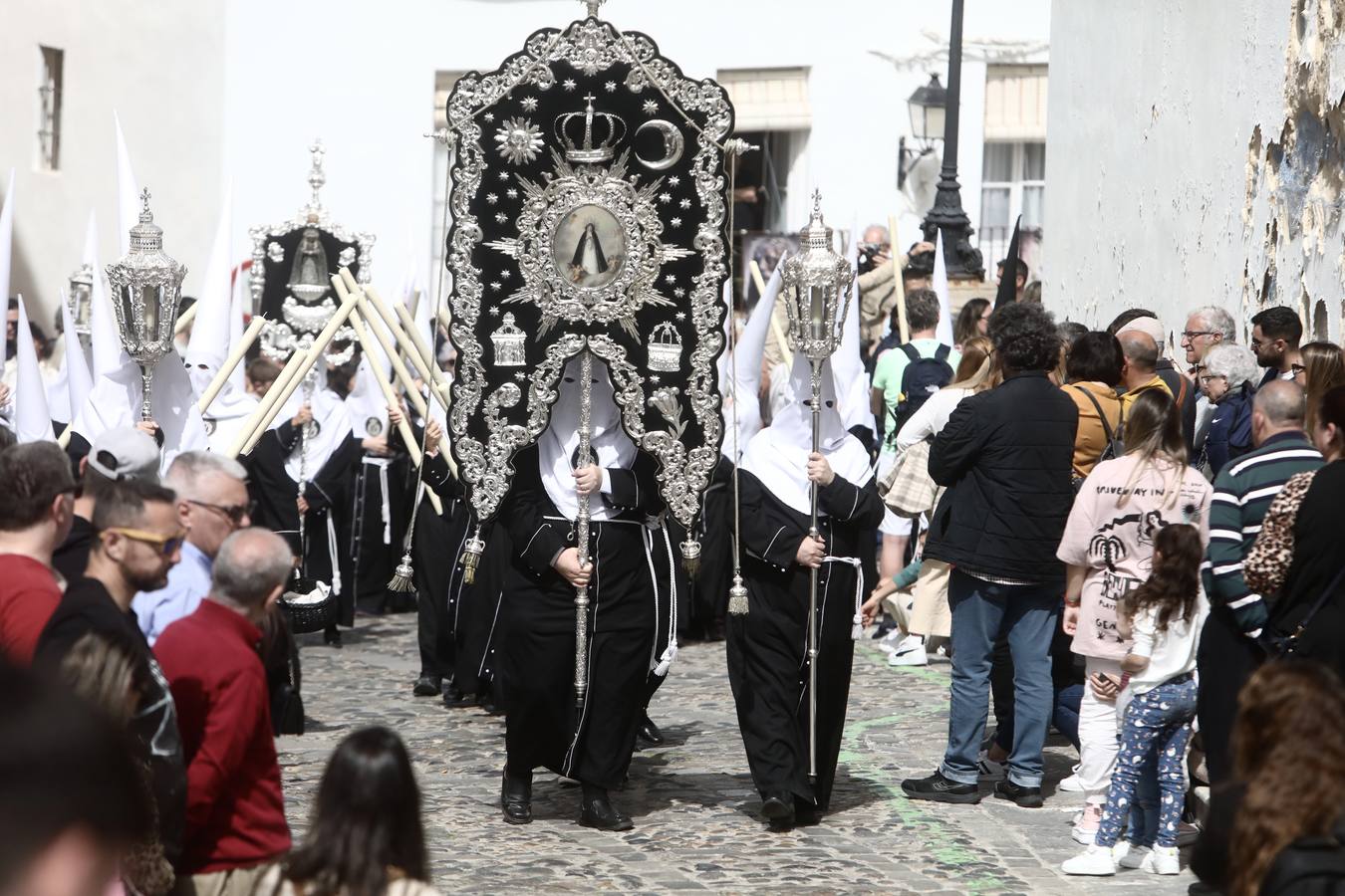 La hermandad de la Soledad y el Santo Entierro en el Sábado Santo de Cádiz