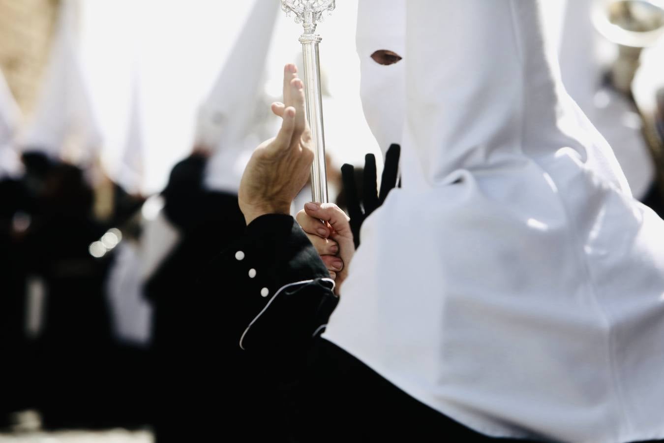 La hermandad de la Soledad y el Santo Entierro en el Sábado Santo de Cádiz