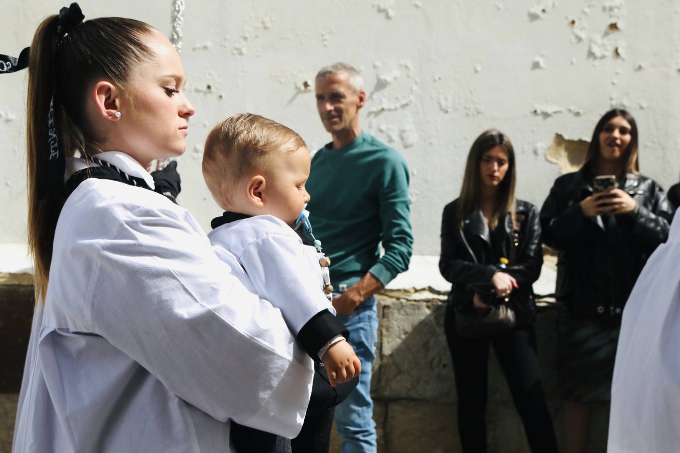 La hermandad de la Soledad y el Santo Entierro en el Sábado Santo de Cádiz