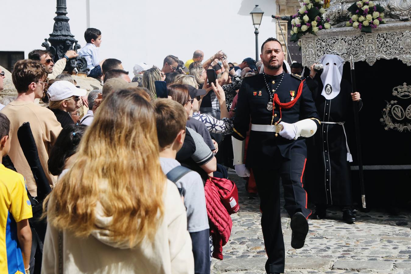 La hermandad de la Soledad y el Santo Entierro en el Sábado Santo de Cádiz
