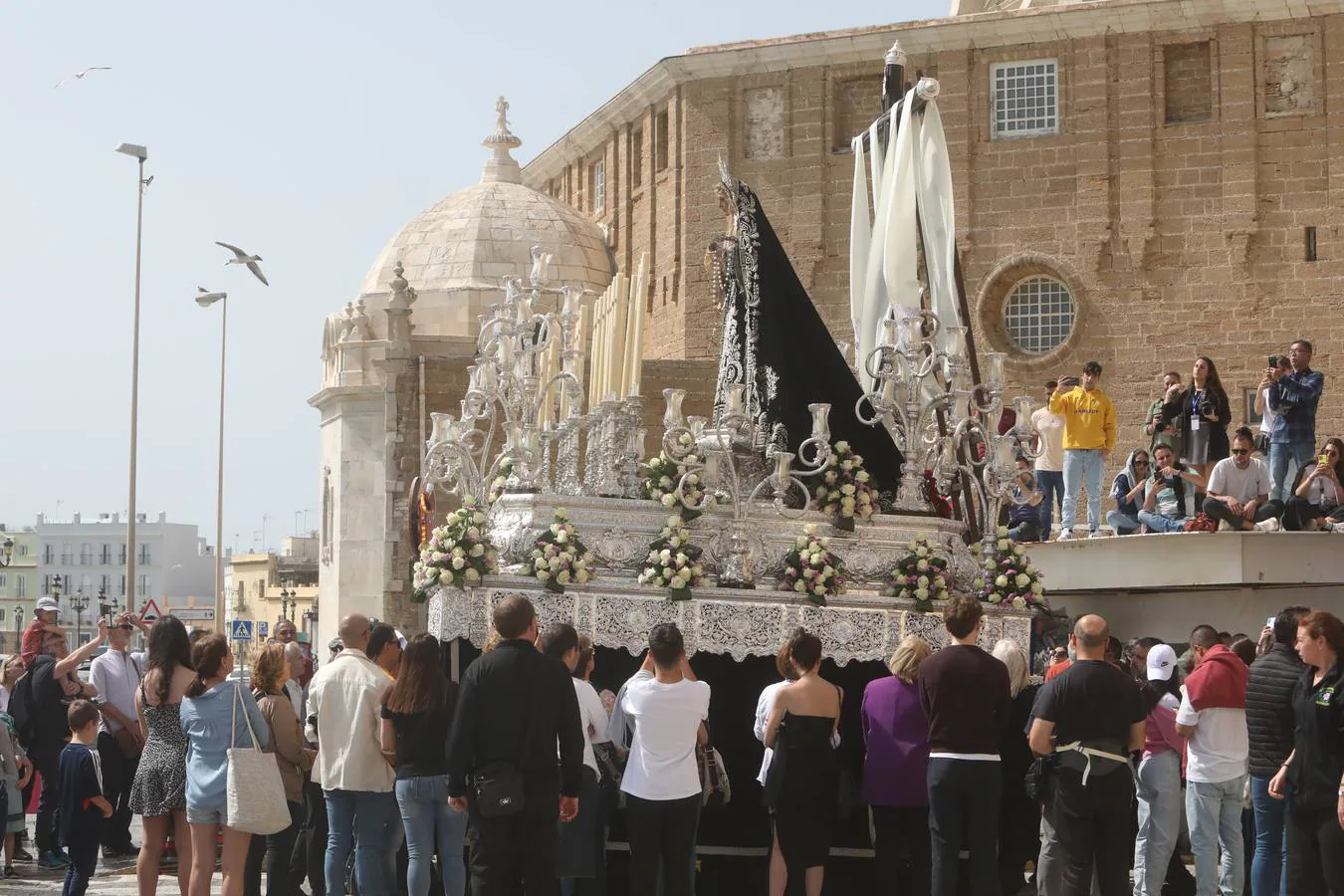 La hermandad de la Soledad y el Santo Entierro en el Sábado Santo de Cádiz