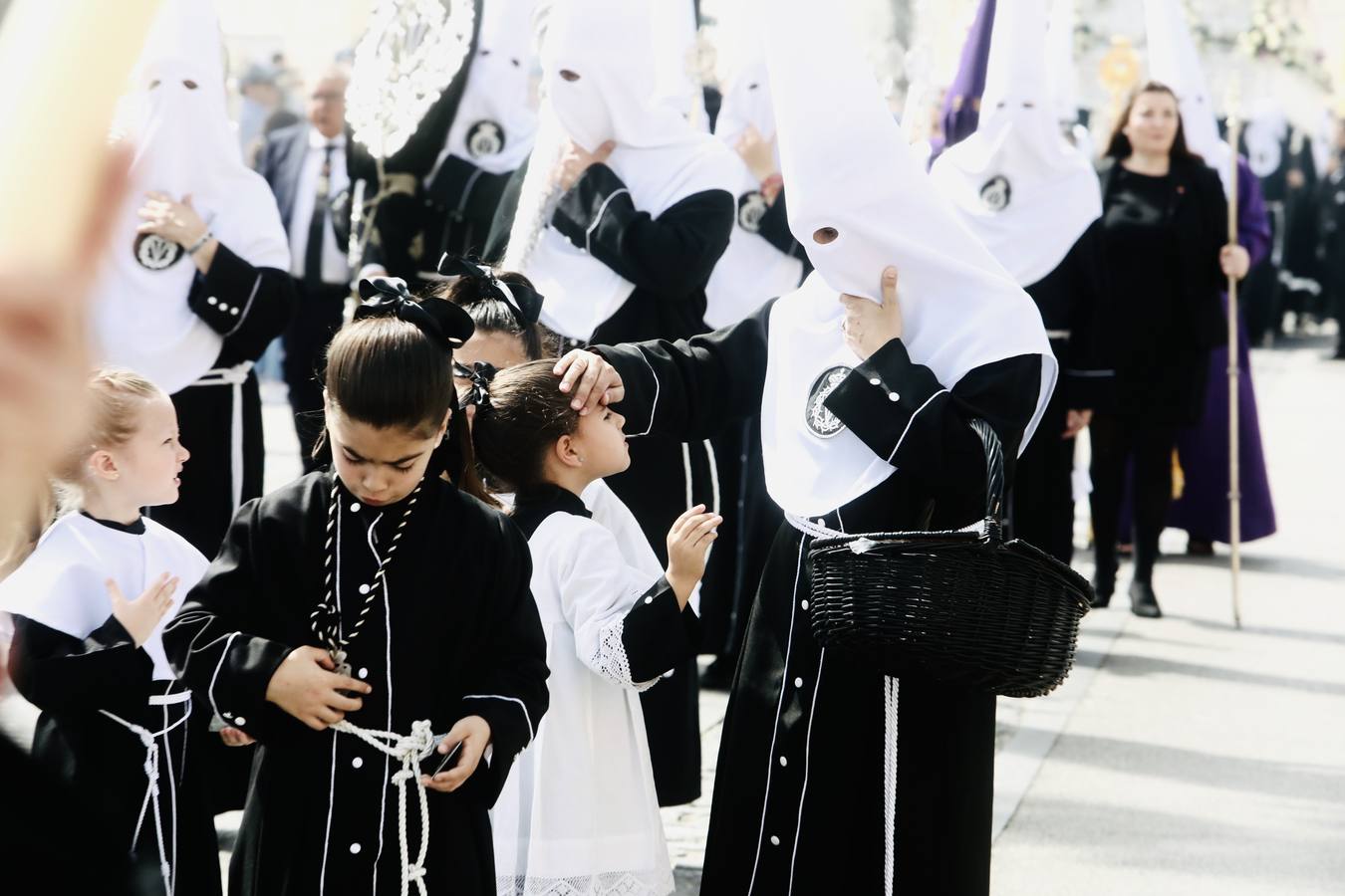 La hermandad de la Soledad y el Santo Entierro en el Sábado Santo de Cádiz