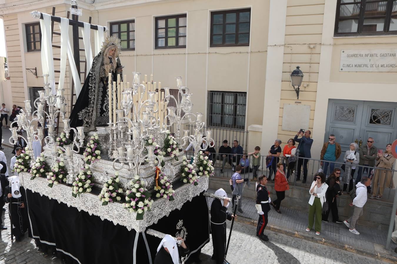 La hermandad de la Soledad y el Santo Entierro en el Sábado Santo de Cádiz