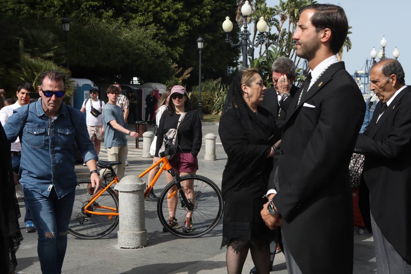 La hermandad de la Soledad y el Santo Entierro en el Sábado Santo de Cádiz
