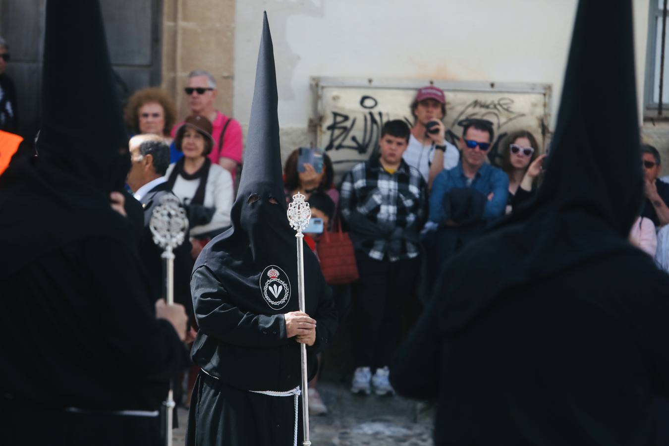 La hermandad de la Soledad y el Santo Entierro en el Sábado Santo de Cádiz