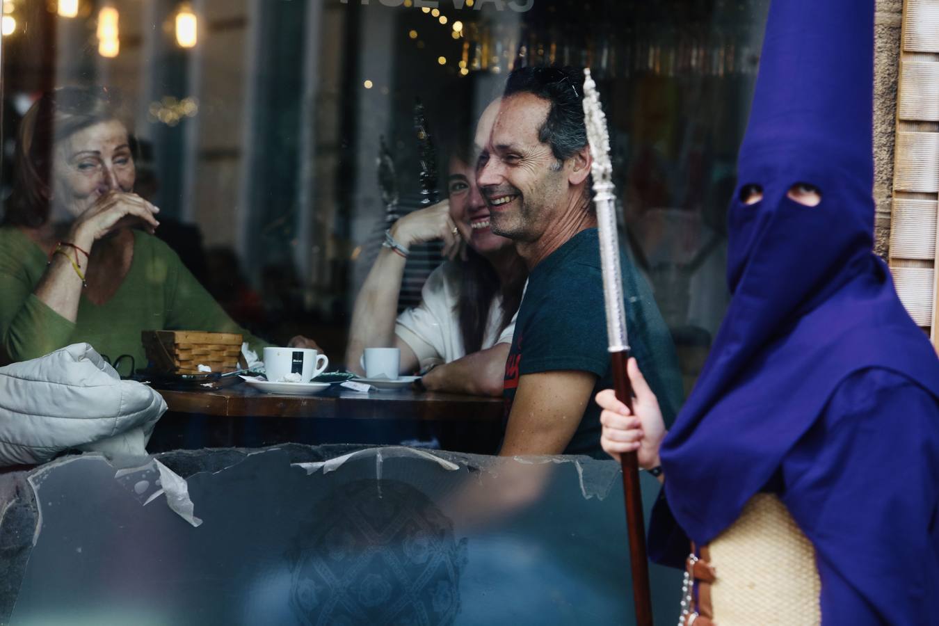 La hermandad de la Soledad y el Santo Entierro en el Sábado Santo de Cádiz