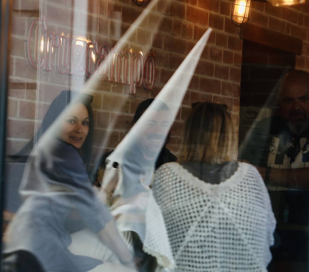 La hermandad de la Soledad y el Santo Entierro en el Sábado Santo de Cádiz