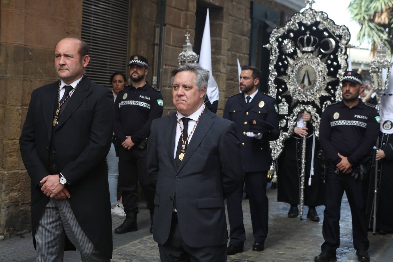 La hermandad de la Soledad y el Santo Entierro en el Sábado Santo de Cádiz